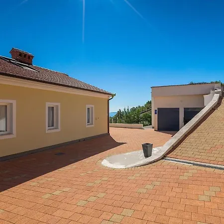 Beautiful In With Outdoor Swimming Pool