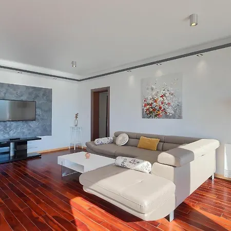 Beautiful In With Outdoor Swimming Pool *