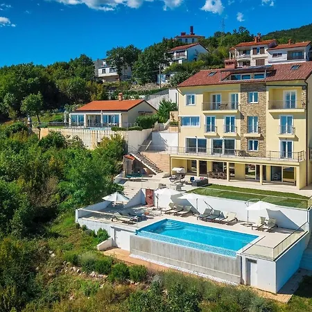 Beautiful In With Outdoor Swimming Pool *